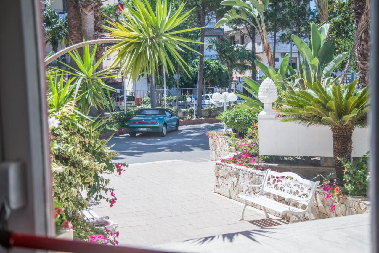 Assinos Palace Hotel Giardini Naxos Exterior photo